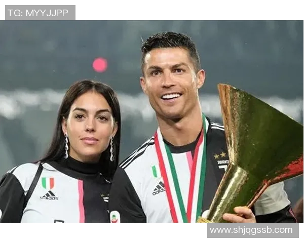 足球明星在球场上甜蜜秀恩爱引发球迷热议感动无数人心 足球明星在球场上甜蜜秀恩爱引发球迷热议感动无数人心